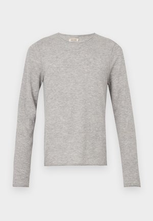 Grå langermet skjorte laget av mykt stoff; rund hals, tettsittende design, uten synlige mønstre eller detaljer. Jevn tekstur.