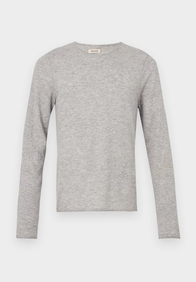 Γκρί μακρυμάνικο πουκάμισο από απαλό ύφασμα· στρογγυλή λαιμόκοψη, εφαρμοστή γραμμή, χωρίς ορατά σχέδια ή εξαρτήματα. Λεία υφή.