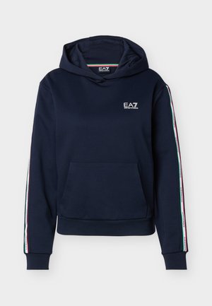 Marineblå EA7 Emporio Armani hettegenser med kengurulomme, hette og stripete logobånd langs begge ermer.