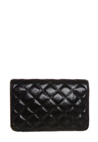 Czarny skórzany portfel z pikowanym wzorem w romby i zaokrąglonymi krawędziami na białym tle.