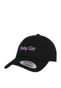 Melnā regulējama beisbola cepure ar izšūtu tekstu "Baby Girl" gaiši violetā krāsā. Klasiska forma ar izliekto mala un teksturētu audumu.