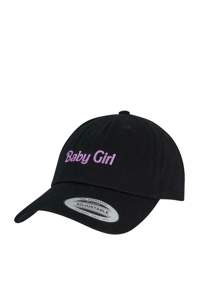 Melnā regulējama beisbola cepure ar izšūtu tekstu "Baby Girl" gaiši violetā krāsā. Klasiska forma ar izliekto mala un teksturētu audumu.