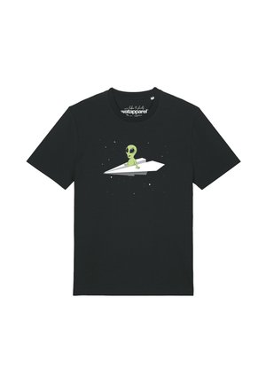 T-shirt noir avec un dessin représentant un petit extraterrestre vert assis sur un avion en papier blanc sur fond d'espace étoilé.