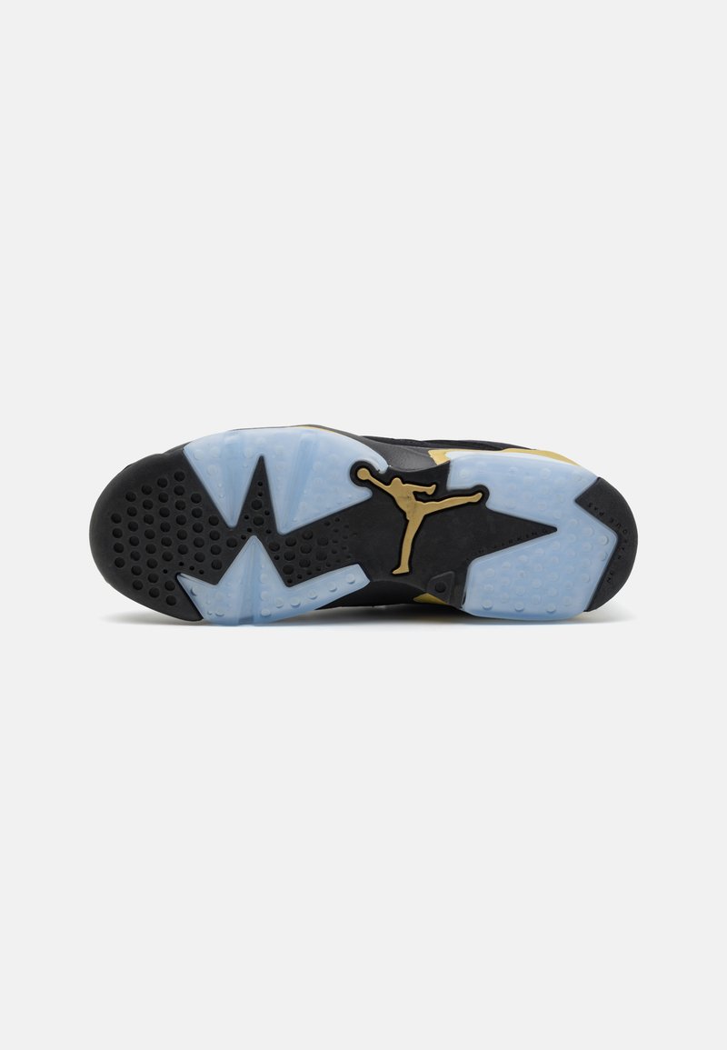 Suela de zapatilla negra con elementos translúcidos azules y goma negra. Presenta un logo dorado de Air Jordan y acentos texturizados para mayor agarre.