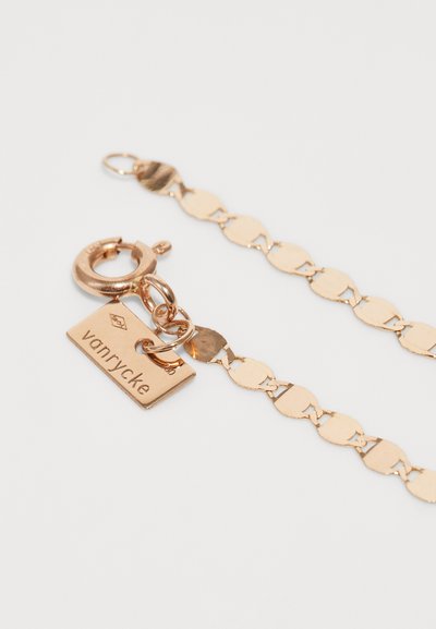 Brățară din aur roz cu lanț, prezentând inele ovale, un clasp de tip crab și un tag cu inscripția "vanrycke". Suprafață netedă și finisaj reflectorizant.
