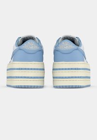 Ανοιχτό μπλε sneakers ψηλής κορυφής με λευκές λεπτομέρειες, διαθέτουν στρωμένη σόλα με μπλε ρίγες και υφασμένο σχέδιο στη φτέρνα.