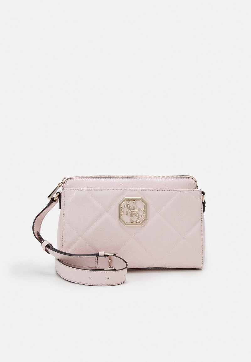 Borsa rosa trapuntata con logo dorato, dotata di chiusura con zip e tracolla regolabile coordinata. Texture liscia, forma rettangolare compatta.