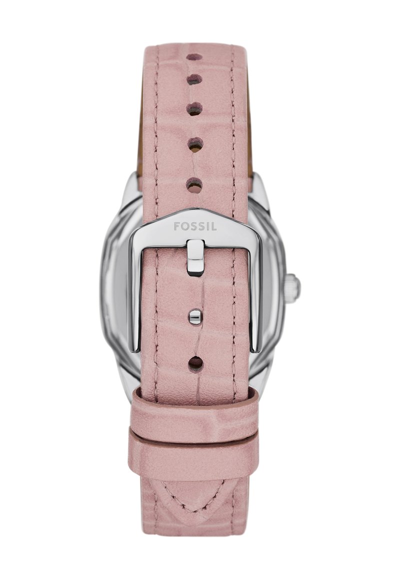 Reloj Fossil con una correa de cuero rosa que presenta una textura con estampado de cocodrilo, herrajes de metal en tono plateado y un cierre de hebilla ajustable.