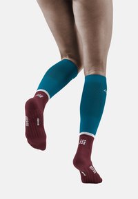 CEP THE RUN COMPRESSION SOCKS KNEE-HIGH WOMEN - MADE IN GERMANY - Kniestrümpfe - petrol dark red
