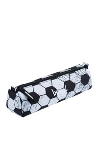 Astuccio in bianco e nero con design di un pallone da calcio, caratterizzato da motivi esagonali e chiusura a zip, realizzato in materiale resistente.
