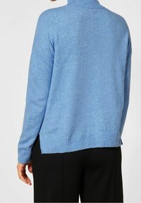 Hellblauer gestrickter Pullover mit hohem Kragen, geripptem Saum und lockerer Passform. Weiche Textur und Design mit herunterfallenden Schultern.