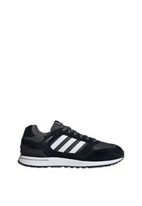 Chaussure de sport noire en suède et en maille avec trois bandes blanches sur le côté, une semelle en caoutchouc et un col rembourré pour le confort.