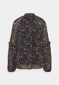 Blusa nera floreale con maniche lunghe, caratterizzata da un collo arricciato e dettagli a balza, realizzata in un tessuto leggero e trasparente con motivi multicolori.