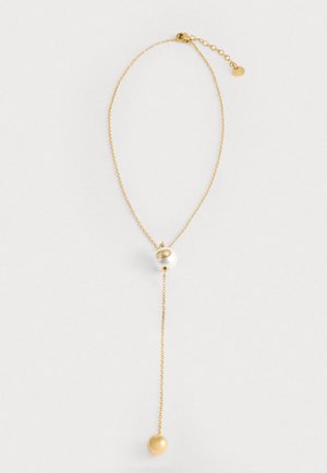 Collana in oro con una perla bianca e un pendente con una grande sfera dorata, dotata di una chiusura regolabile per modificare la lunghezza.