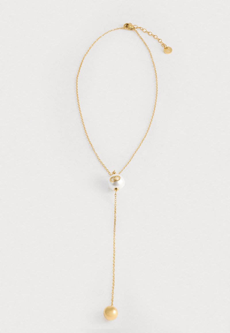 Collana in oro con una perla bianca e un pendente con una grande sfera dorata, dotata di una chiusura regolabile per modificare la lunghezza.