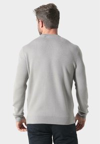 Hellgrauer Pullover mit glatter Textur, langen Ärmeln und Rundhalsausschnitt. Verfügt über gerippte Bündchen und Saum, die das minimalistische Design betonen.