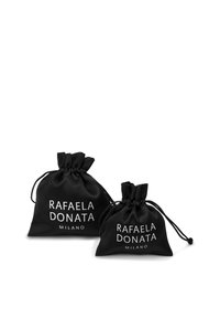 Juodos satino raištelių maišeliai dviejose dydžiuose su balta spauda „RAFAELA DONATA MILANO“. Lygi tekstūra su susiraukšlėjusiomis viršūnėmis.