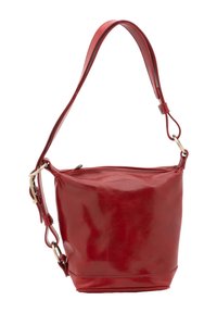 Sac seau en cuir rouge avec une finition lisse, une bandoulière réglable et des garnitures en métal doré. Il présente une silhouette arrondie et une fermeture éclair.