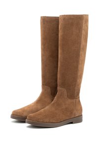 Brązowe zamszowe wysokie buty do kolan z płaską podeszwą, kwadratowym noskiem i subtelnymi akcentami w postaci przeszyć; gładka faktura i prosty design.