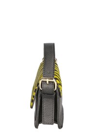 Borsa in pelle nera con design a strisce gialle e nere, dotata di una fibbia in tonalità oro e di una forma strutturata. Texture liscia, dimensioni compatte.