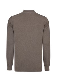 Bruine cardigan, gebreid materiaal, lange mouwen, ronde hals, ribgebreide zoom en manchetten, gladde textuur, effen kleur, geen zichtbare patronen of accenten.