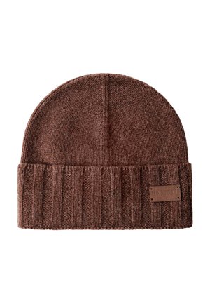 Gorro de punto marrón con puño acanalado doblado y pequeño parche de cuero rectangular en el lateral.
