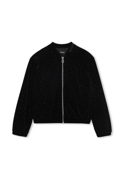 Zwarte fluwelen jas met ritssluiting, kleine glanzende studs, ribbelboorden en -zoom, en "VOLTAIRE" geborduurd op de kraag.