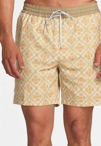 Zwemshorts van lichtgeel materiaal met een ingewikkeld oranje bloemmotief. Voorzien van een elastische tailleband en een koordje voor verstelbaarheid.