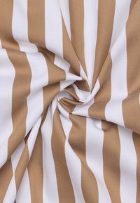 Stof met afwisselende horizontale strepen in bruin en wit, met een gladde textuur en een lichte glans, gerangschikt in een spiraal.