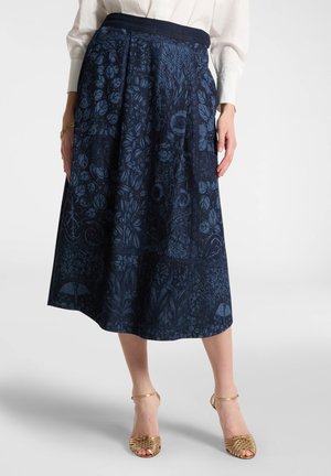 Gonna lunga color navy realizzata in tessuto stampato con motivi floreali. Presenta una vita aderente e scende fino al polpaccio.