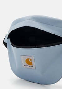 Carhartt WIP JAKE HIP BAG UNISEX - Rumpetaske - misty sky