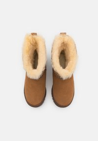UGG CLASSIC MINI TRAILGAZER - Zimski škornji - chestnut