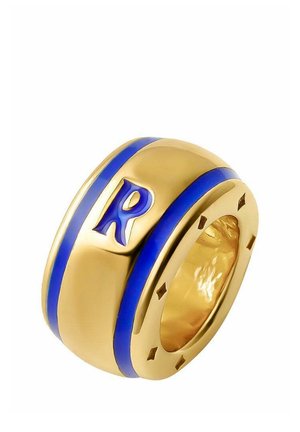 Anillo ancho de oro con dos franjas de esmalte azul y la letra R azul en relieve sobre un fondo blanco liso.