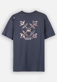 T-shirt en coton bleu marine à manches courtes, présentant un motif floral dans des couleurs douces au dos, avec le texte "OXBOW" au centre.