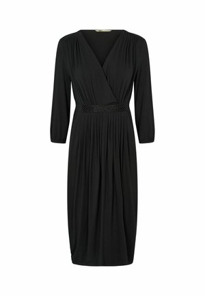 Longue robe noire avec un décolleté cache-cœur en V, des manches trois-quarts, une jupe plissée et une taille ornée.