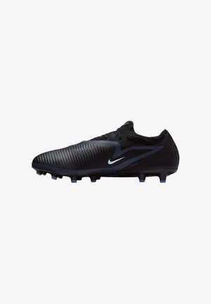 Crne Nike Phantom Flyknit nogometne kopačke s teksturiranim gornjim dijelom i oblikovanim klesama, dizajnirane za igru na čvrstom terenu.
