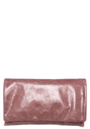 Pochette en cuir rose doux avec fermeture à rabat plié, finition lisse et légèrement brillante, forme rectangulaire.