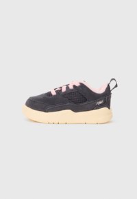 Svarte semskete sneakers med rosa detaljer, mesh-paneler og kremfarget yttersåle. Har rosa skolisser og en løkke på hælen.