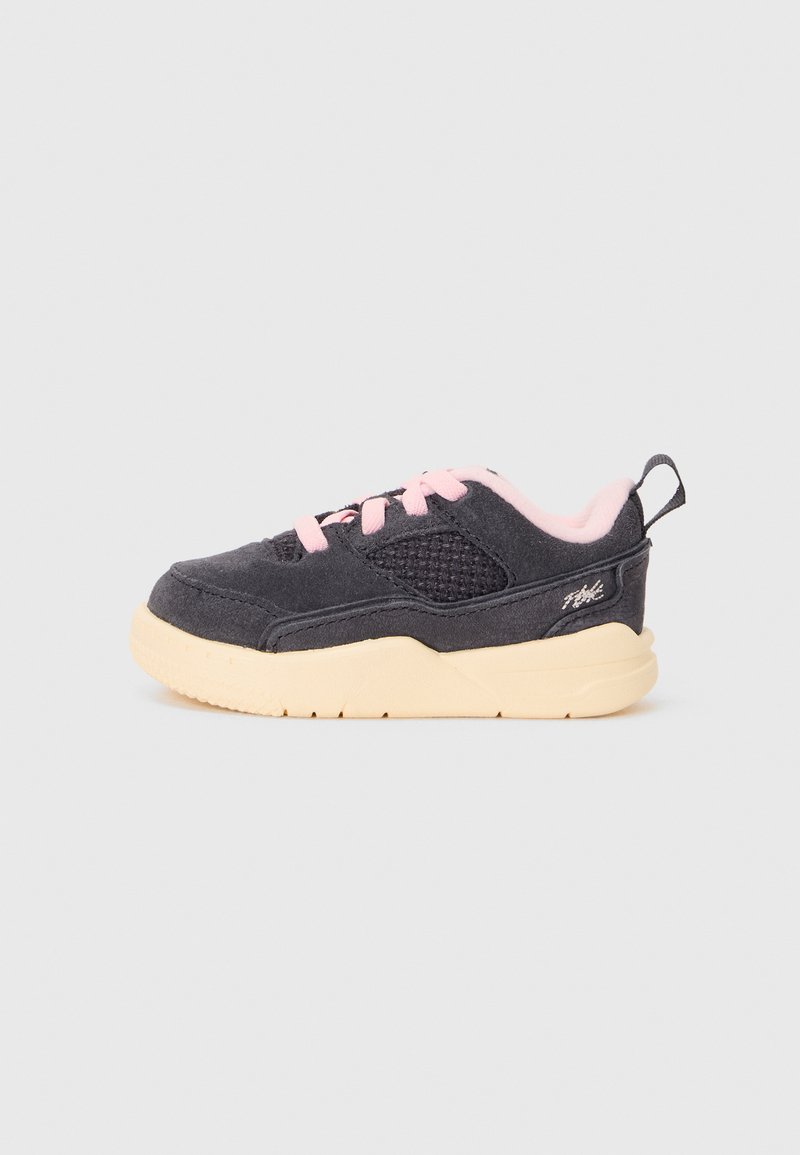 Svarte semskete sneakers med rosa detaljer, mesh-paneler og kremfarget yttersåle. Har rosa skolisser og en løkke på hælen.