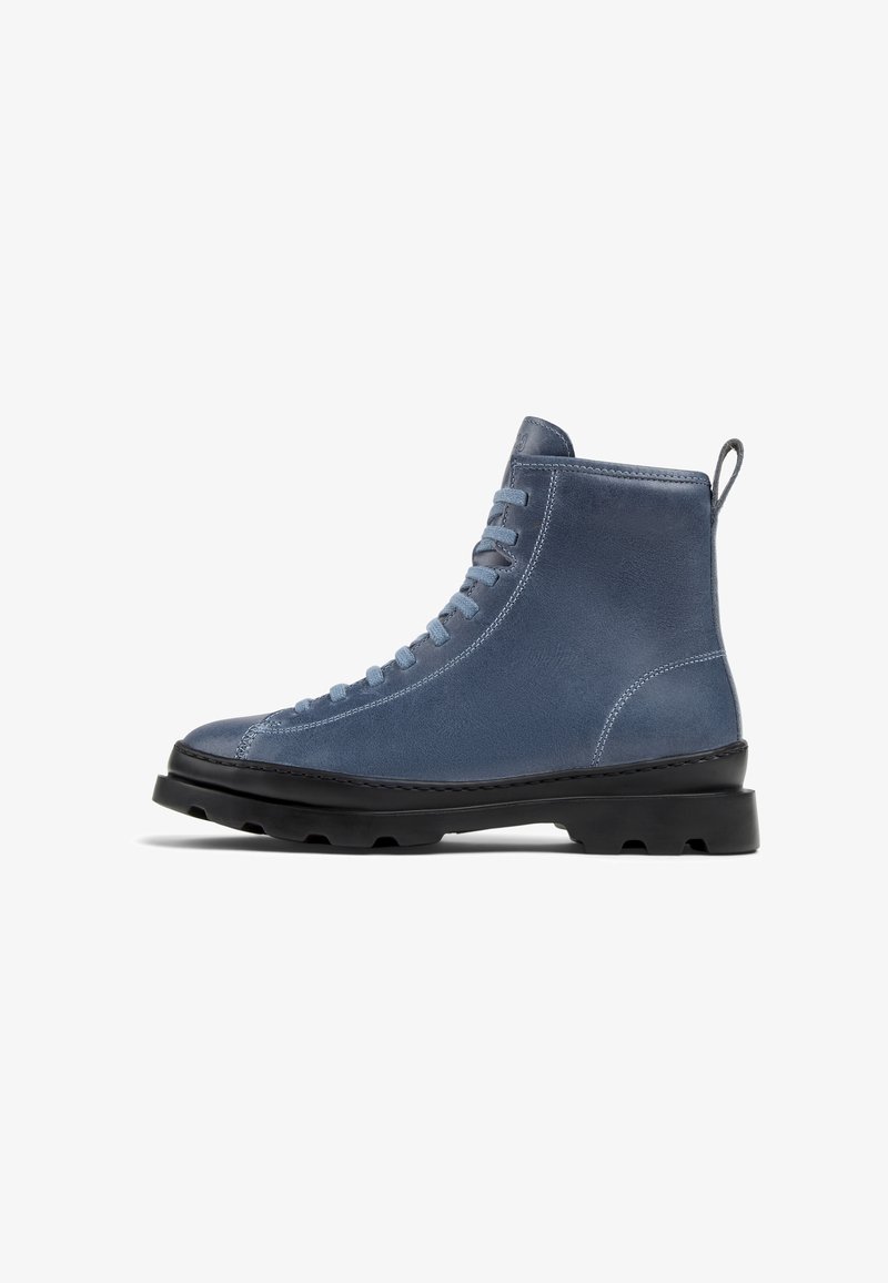 Botas de tobillo azul de ante con un acabado texturizado, suela de goma y seis ojales para los cordones. Incluye un asa en el talón.