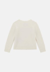 Maglione a girocollo in morbido e soffice tessuto bianco. Presenta maniche lunghe, polsini e orlo a coste, e una vestibilità rilassata con una texture liscia.