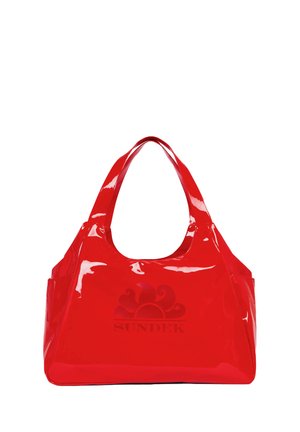 Borsa tote rossa lucida con manici larghi, logo del sole discreto e scritta "SUNDEK" sul davanti.