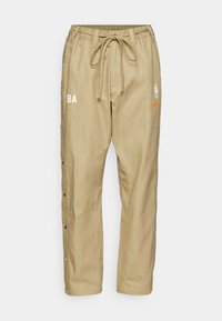 Nike Performance NBA PANT - Friluftsbukser - neutral olive/hyper crimson