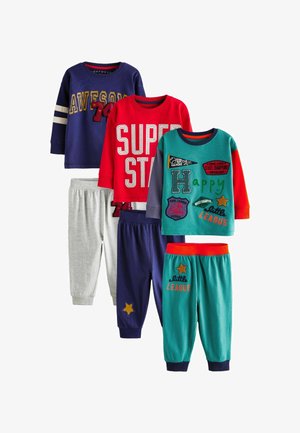 Viis komplekti laste vabaaja rõivaid: erinevates värvustes, sealhulgas tumesinine, punane ja teal; millel on graafilised printt ja applikaadid.