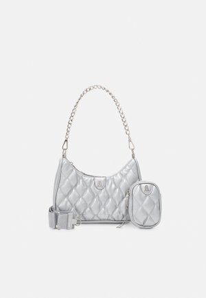 Sac à main argent matelassé avec bandoulière chaîne, petite pochette assortie et ceinture en tissu amovible, le tout avec une finition brillante subtile.