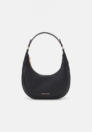 Sac à main en cuir noir en forme de croissant avec une poignée unique sur le dessus et une fermeture éclair dorée, arborant le logo "Michael Kors" sur le devant.