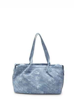 Hellblauer Denim-Shopper mit zwei langen Tragriemen, geräumigem Körper, leichter Texturvarianz und dezentem Muster.