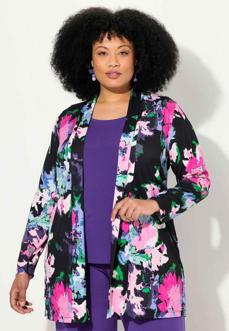 Cardigan con estampado floral que presenta acentos en rosa brillante, verde y azul sobre un fondo negro. Tela suave, diseño de frente abierto, mangas largas.