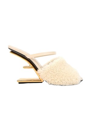 Chaussure mule beige avec empeigne duveteuse, fine bride et talon sculptural doré unique sur fond blanc.