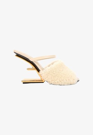 Fendi, FENDI FIRST SHEARLING SANDAL ECRU - Sandales à talons hauts - off-white